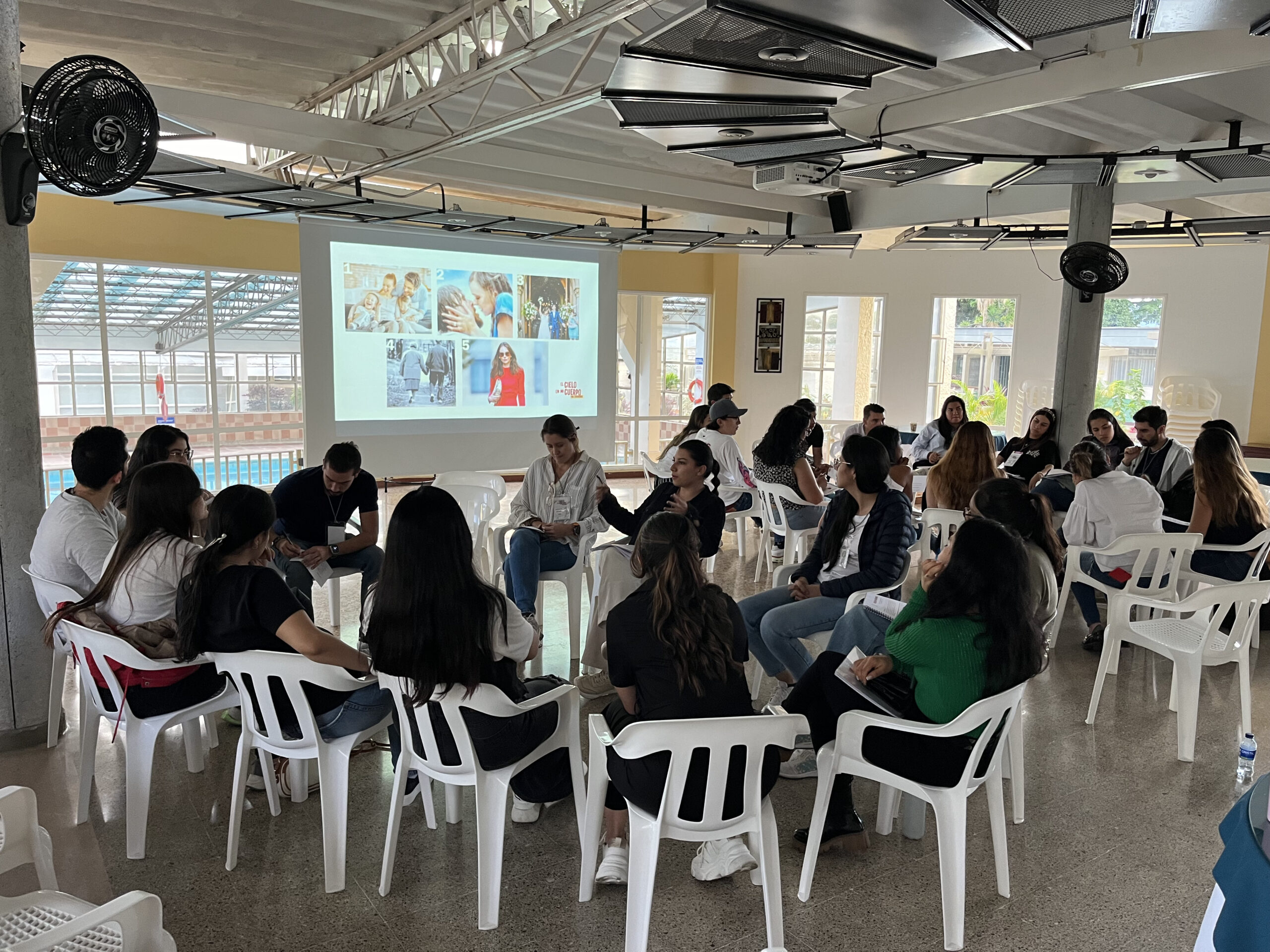 Participantes del diplomado reunidos en una sesión de formación