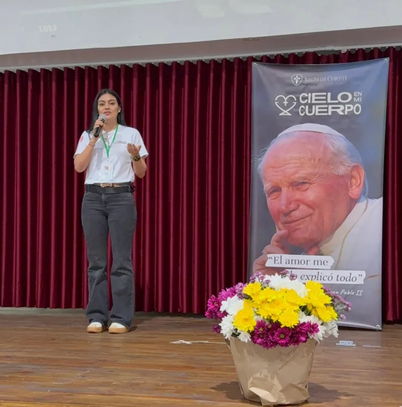 Formadora de Cielo en mi Cuerpo predicando sobre Teología del Cuerpo
