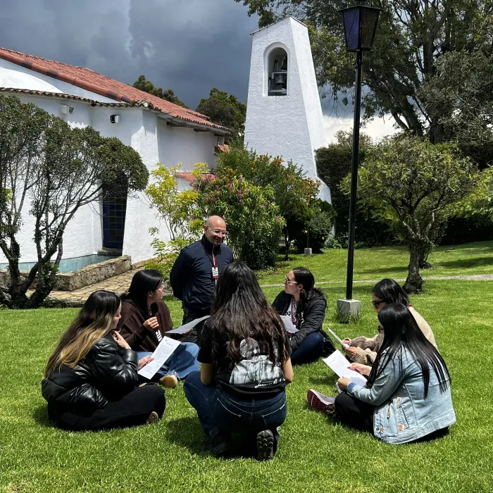 Grupo conversando en el jardín durante un retiro de Teología del Cuerpo en Bogotá