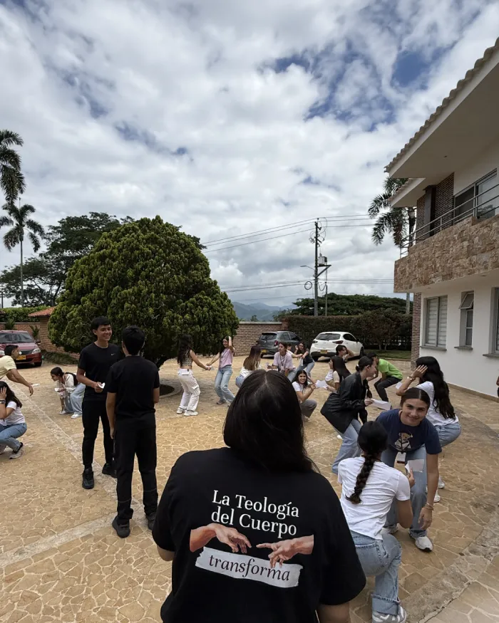 Adolescentes en una dinámica al aire libre durante un retiro de Teología del Cuerpo